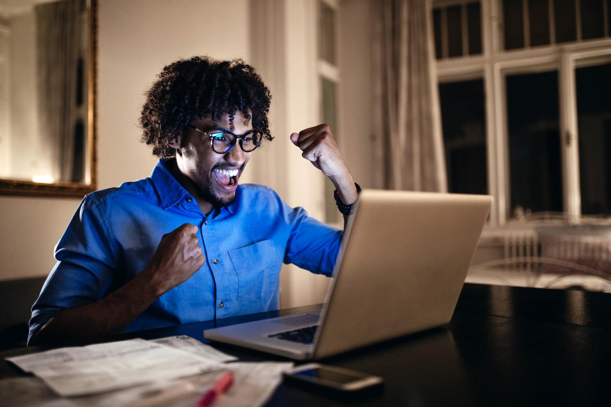 Begeleider en deelnemer bespreken budgetoverzicht tijdens online sessie