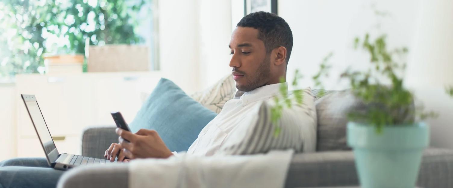 Deelnemer werkt aan een budgetpresentatie tijdens een online sessie